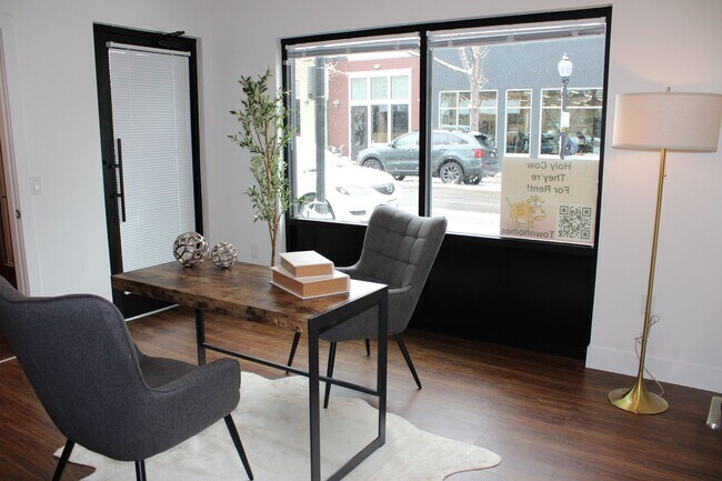 Building Photo - Stunning 3-Story Townhome in Oldtown Louis...