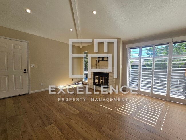 Building Photo - 1/1 Condo with Vaulted Ceilings, Community Pool, Parking, Fireplace and Updated Throughout!