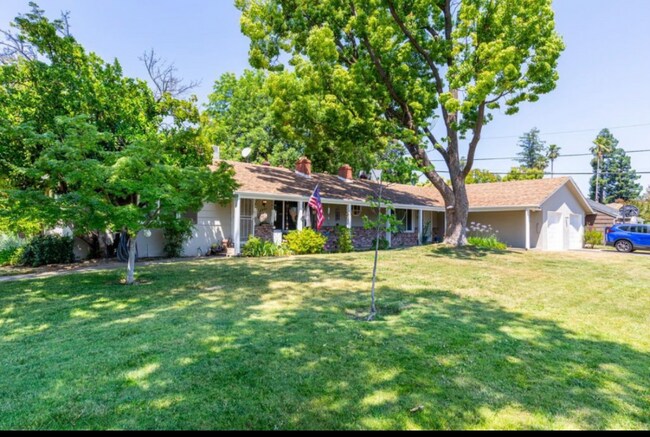 Building Photo - 2401 Meadowbrook Rd