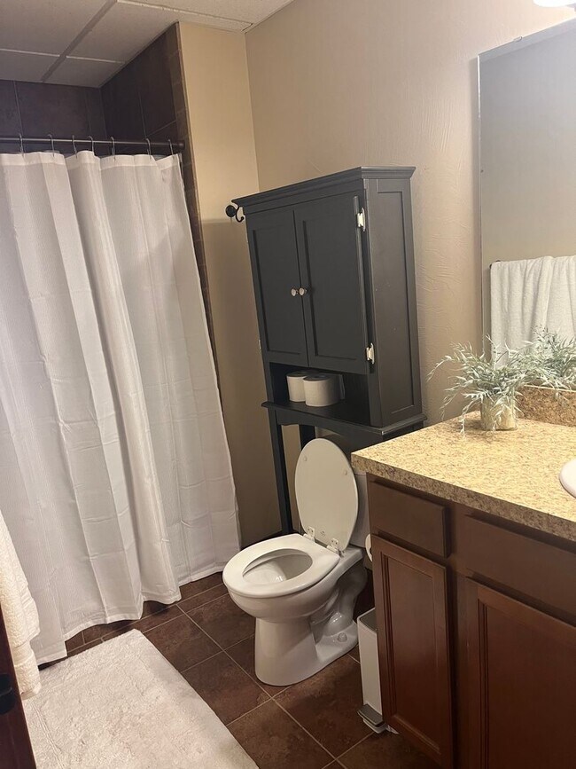 Foto del edificio - Elegant All Inclusive Fully Furnished Studio On Top Floor