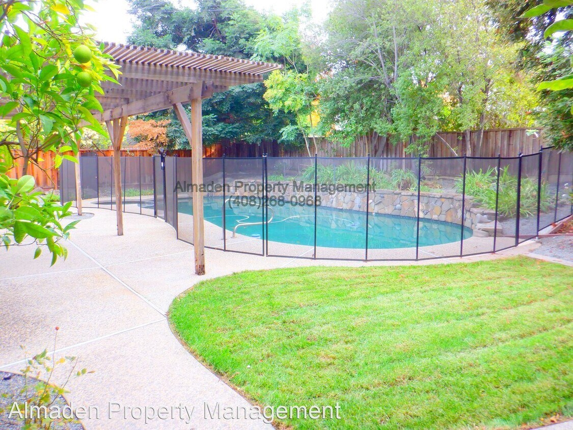 Foto del edificio - 5 br, 2.5 bath House - 1494 Montalban Dr.
