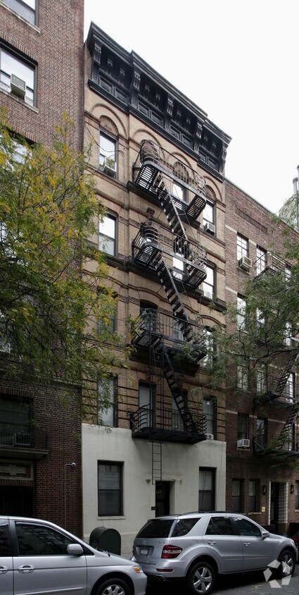 Primary Photo - 121 E 82nd St