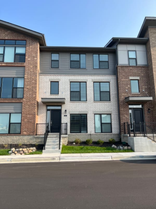 Building Photo - 677 Golborne St