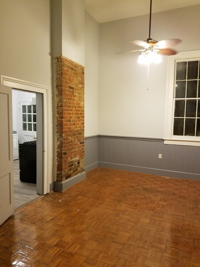 Sala de estar: Entrada desde la puerta del callejón - 921 N Miro St
