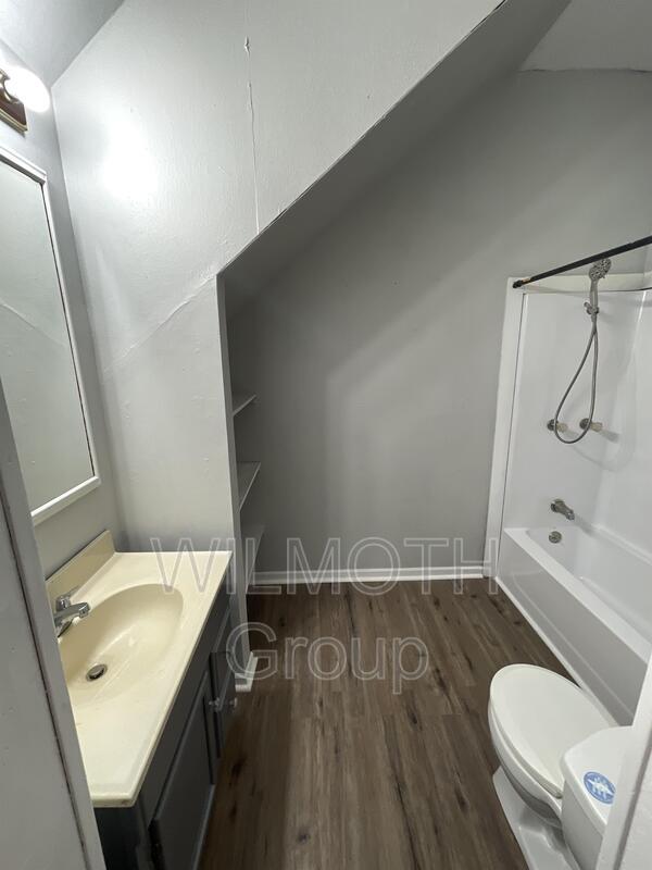 Building Photo - 608 E Pike St