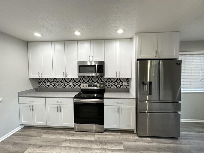 Foto del edificio - 560 W 114th Pl