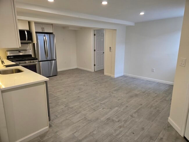 Building Photo - 38 51st St