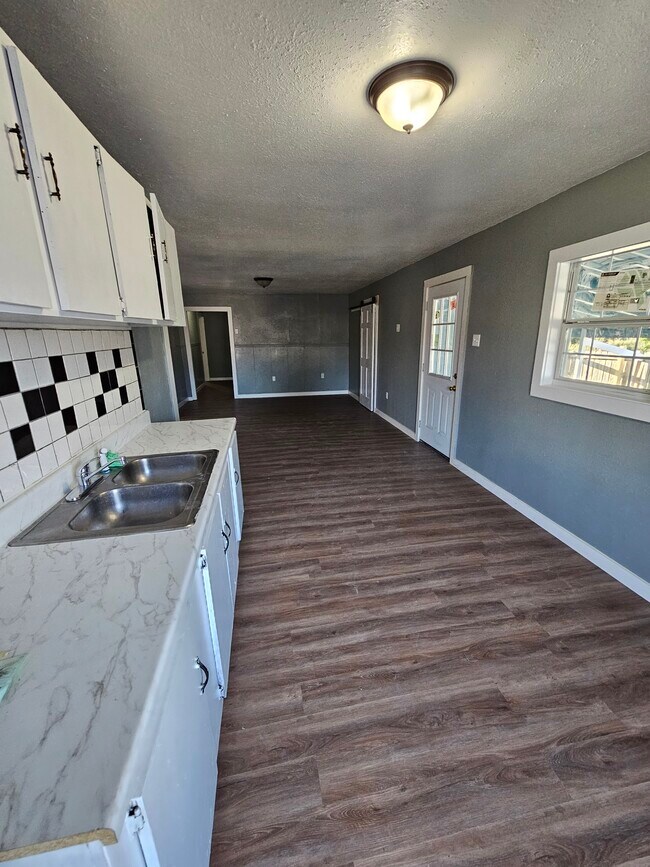 Building Photo - 916 TX-359