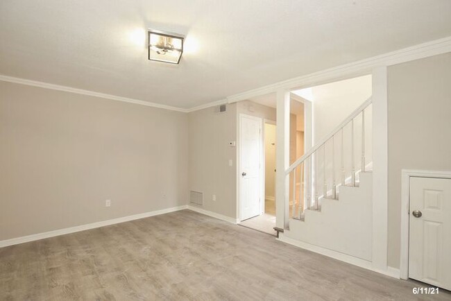 Building Photo - Beautiful 2/2.5 Spacious Duplex with an Op...