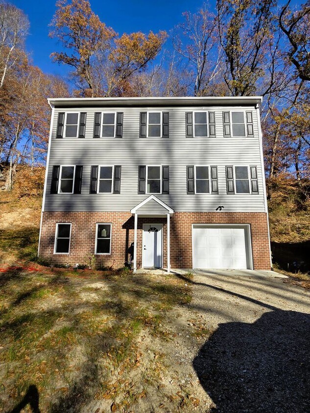 Foto principal - Large 3 story home located in Glenwood Park just minutes from downtown Richmond