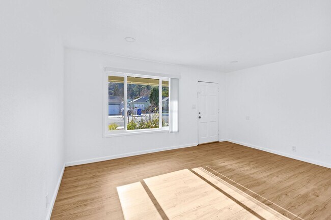 Building Photo - Renovated 2 bed 1 bath Westwood Home w/ ga...