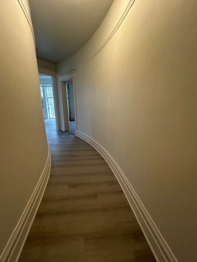 Foto del edificio - Spacious Remodeled 1 Bedroom conveniently ...