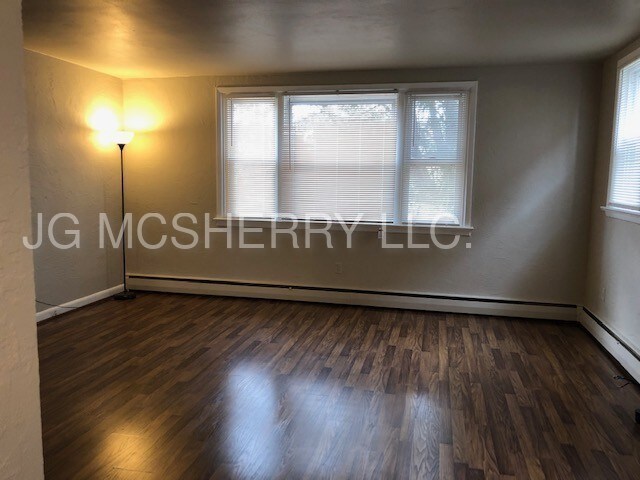 Primary Photo - Large Two Bedroom Apartment 19111