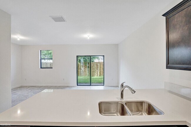 Foto del edificio - 3 br, 2.5 bath Townhome - 5490 NW 27th St