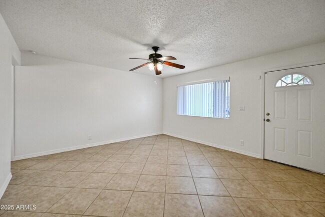 Foto del edificio - 913 E 7th Dr