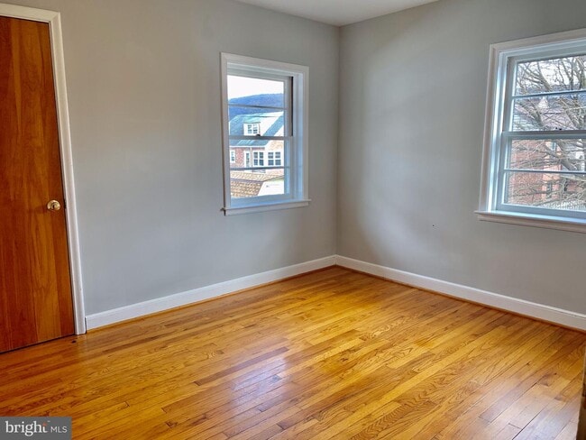 Building Photo - 913 Brighton Ave