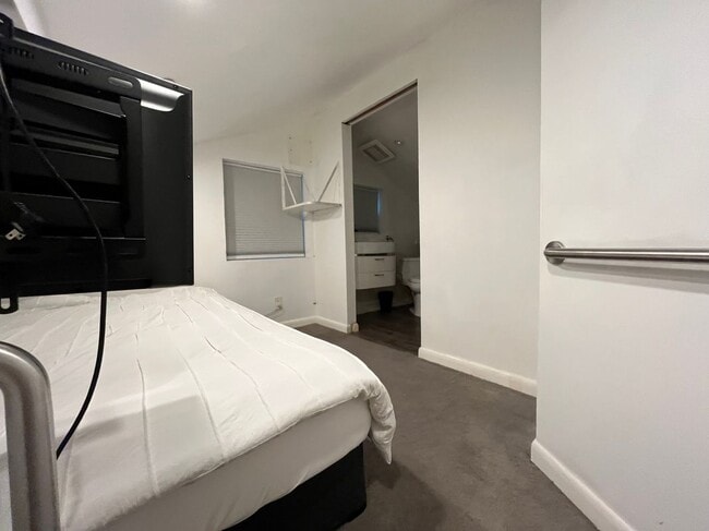 Building Photo - 1001 SE 2nd Ct