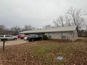 Building Photo - 702 E 11th St