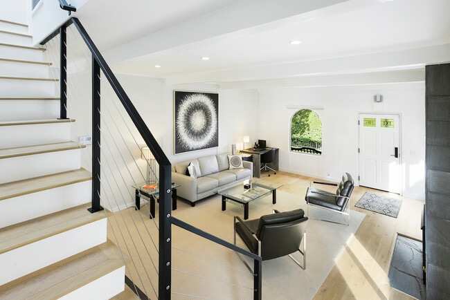 Foto del edificio - 823 N Harper Ave