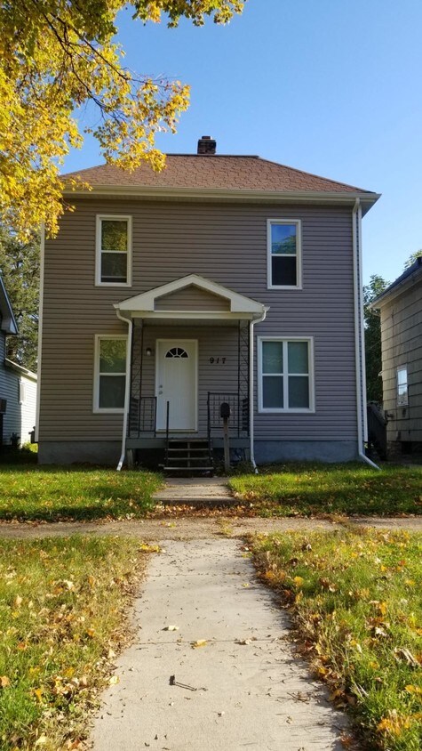 Primary Photo - 917 Wellington St