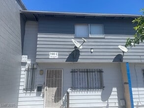 Building Photo - 700 E Nelson Ave