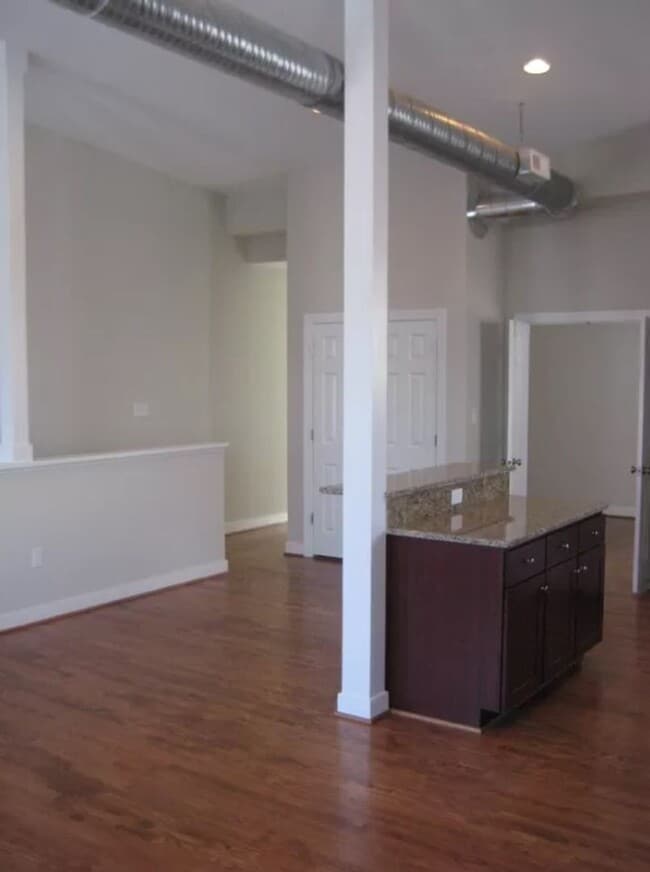 Building Photo - 1517 W Cary St