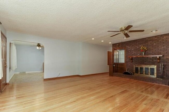 Building Photo - 101 W Cypress St