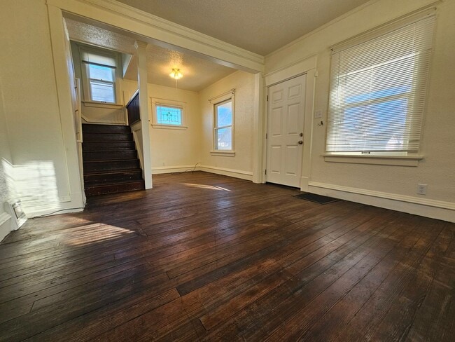 Building Photo - Super cute SE 2 bedroom 1 bath with many u...