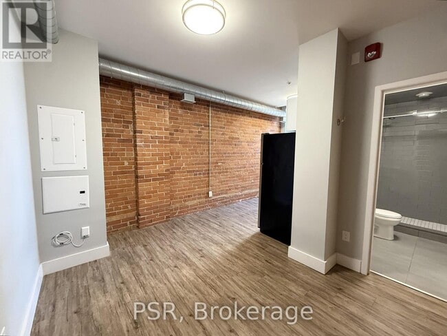 Building Photo - 2870 Dundas St W