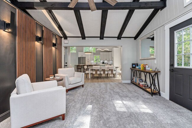 Foto del edificio - Unique opportunity 5 bedroom / 3 bath or j...