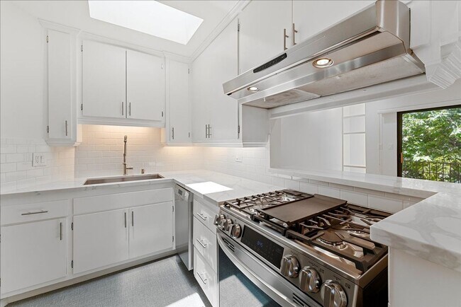 Building Photo - Beautiful Abbot Kinney Apartment | Private...