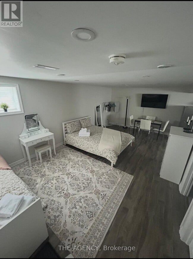 Building Photo - 4206 Bloor St W