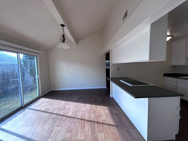 Foto del edificio - 6616-6618 Summer Rain Way