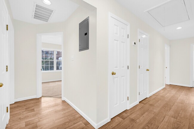 Building Photo - 97 Spruce St