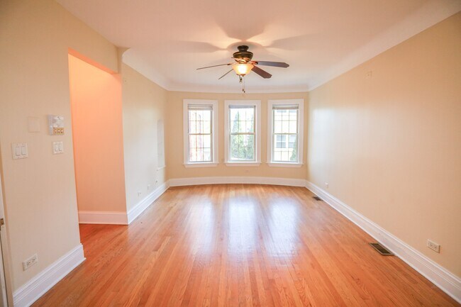 Foto del edificio - 2050 W Summerdale Ave