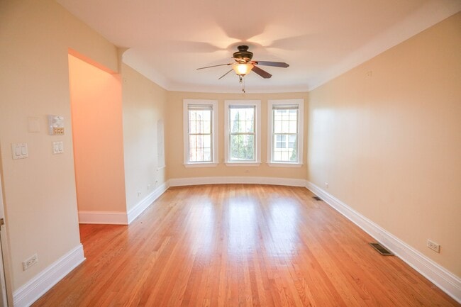 Building Photo - 2050 W Summerdale Ave