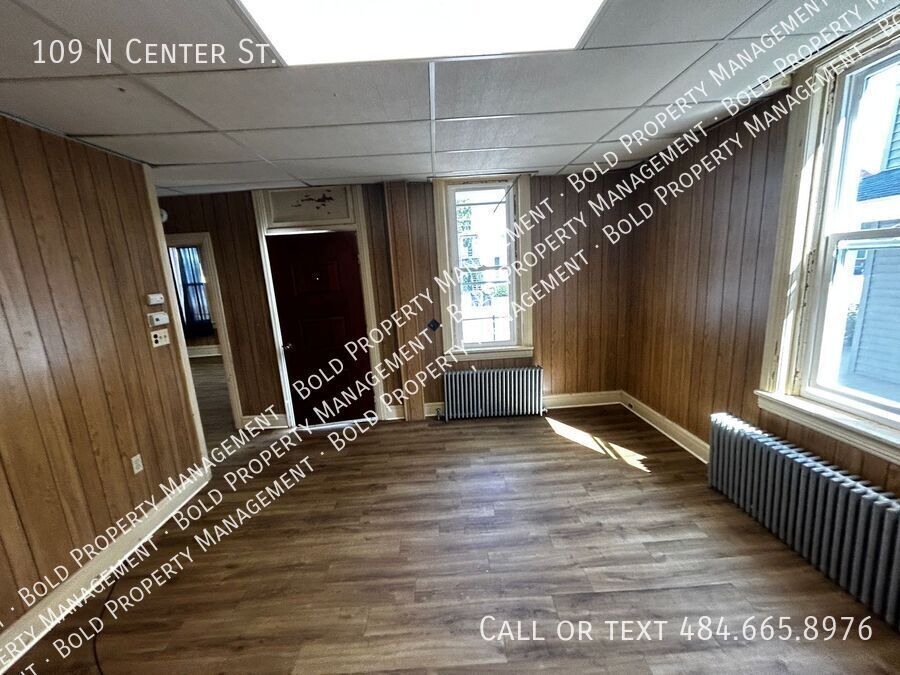 Primary Photo - 109 N Center St