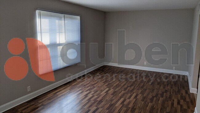 Foto del edificio - 4 Bedroom 1 Bathroom! Pet Friendly!