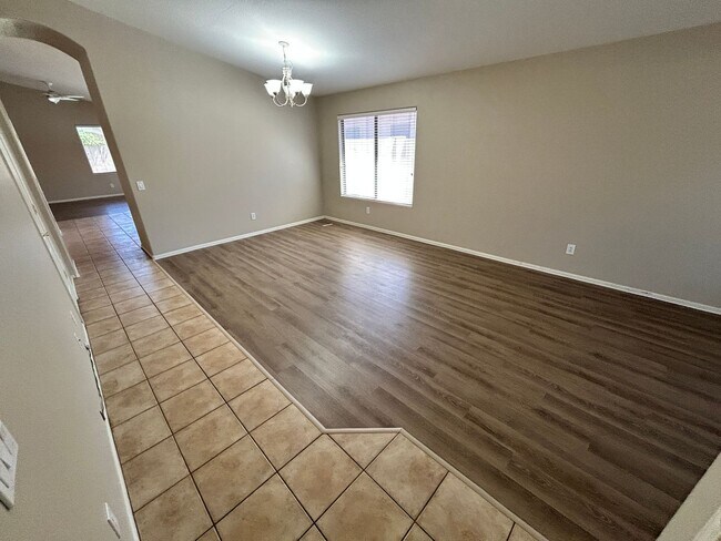 Foto del edificio - Warm, Inviting 3 Bed / 2bath Home in Canyon Trails with new updated and Flooring!!!