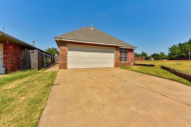 Building Photo - Charming 2 Bedroom / 2 Bathroom Home with Loft!