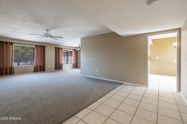 Building Photo - 10005 W Oak Ridge Dr