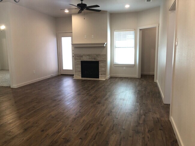 Building Photo - Beautiful well-maintained townhome