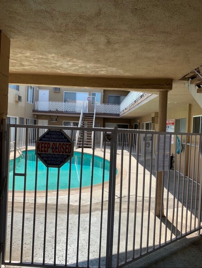 Foto del edificio - 6845 Hazeltine Ave