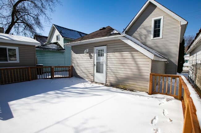 Building Photo - Spacious 3 Bed / 1 Bath Home in Sault Ste. Marie – $2,099/month + Utilities