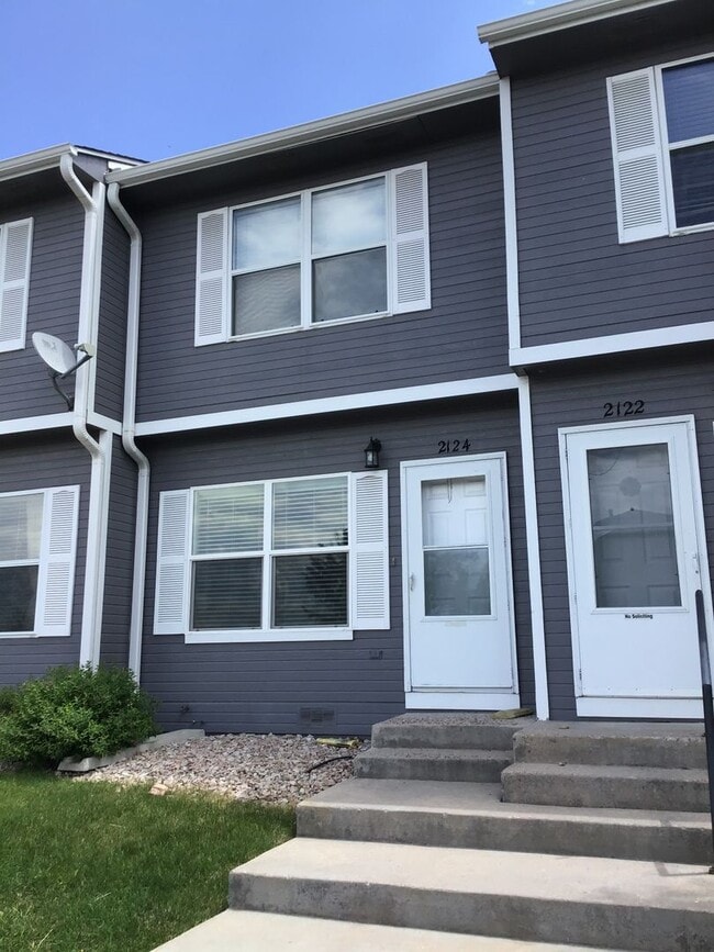 Building Photo - 2124 Oakcrest Cir
