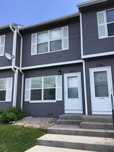Building Photo - 2124 Oakcrest Cir