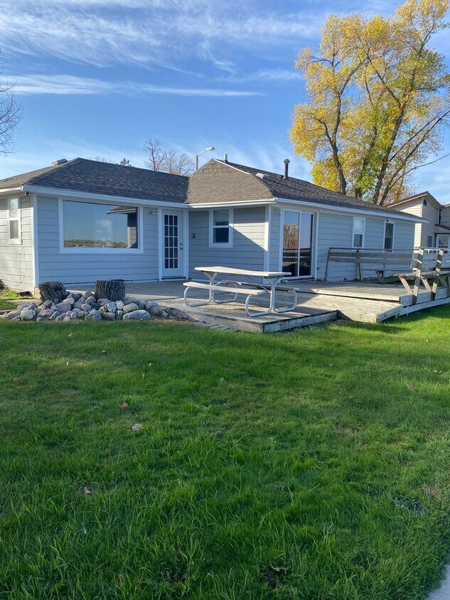 1046 S Lake Dr, Watertown, SD 57201 House Rental in Watertown, SD