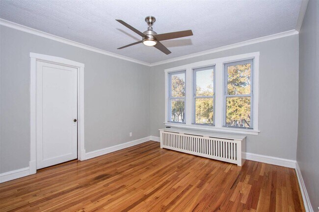 Foto del edificio - 2251 W Montrose Ave