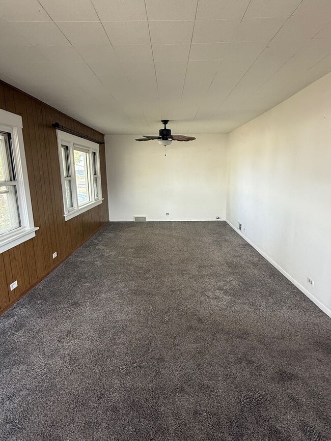 Building Photo - Beautifully updated home with 2 car garage