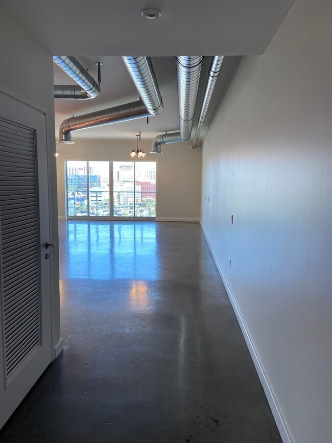 Building Photo - Stunning Luxury Loft in the Downtown Arts ...